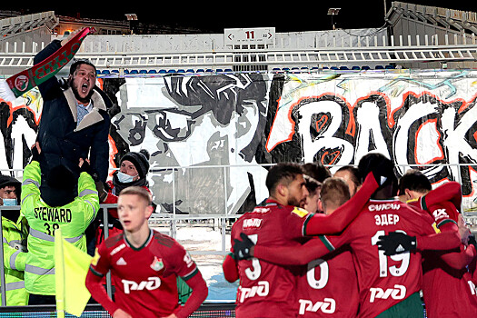 Газизова встретили в стиле «Терминатора», фаната сдерживали от прорыва. Фото победы «Локо»