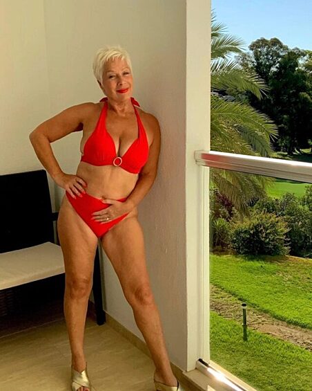 Даже 62-летняя актриса Дениз Уэлч не комплексует и выставляет в соцсетях фотографии в купальнике. Ее сын Мэттью Хили, фронтмен группы «1975», тоже делал ей замечания.
