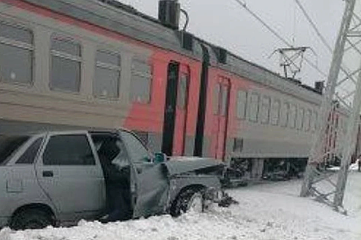 В Самаре электричка сбила легковушку на железнодорожном переезде