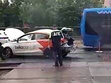 Двое пьяных молодых людей на каршеринге врезались в автобус в Москве