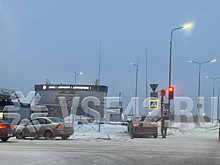 Легковой автомобиль влетел в ограждение в Кемерове