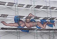 «Надеюсь, закрасят»: мозаику на здании бассейна «Чайка» заменили на современный рисунок