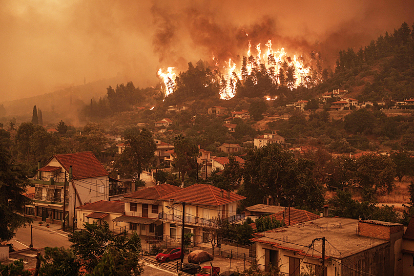 К северу от столицы страны Афин пожар достиг горы Парнита в национальном парке. 