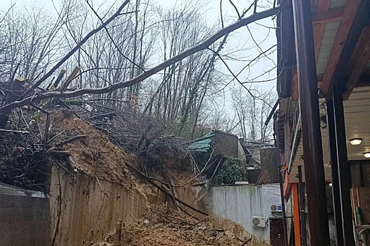 В Сочи в результате оползня деревья нависли над жилым домом