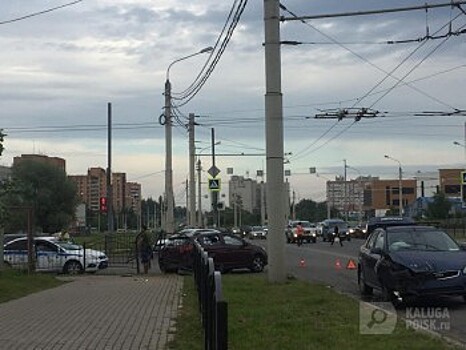 В Калуге на Правобережье столкнулись две иномарки