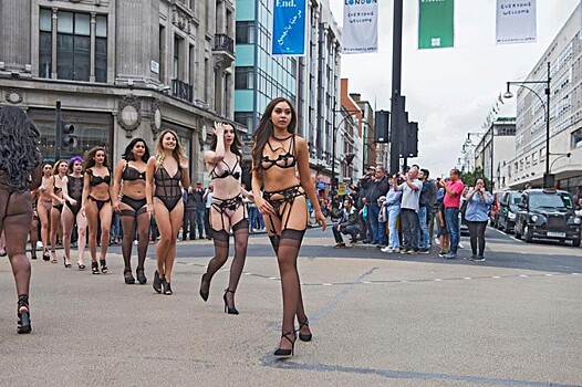 19 девушек в эротическом белье использовали уличный перекрёсток как подиум