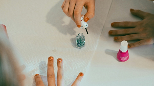 Детский маникюр: с какого возраста можно и где проходит граница безопасности