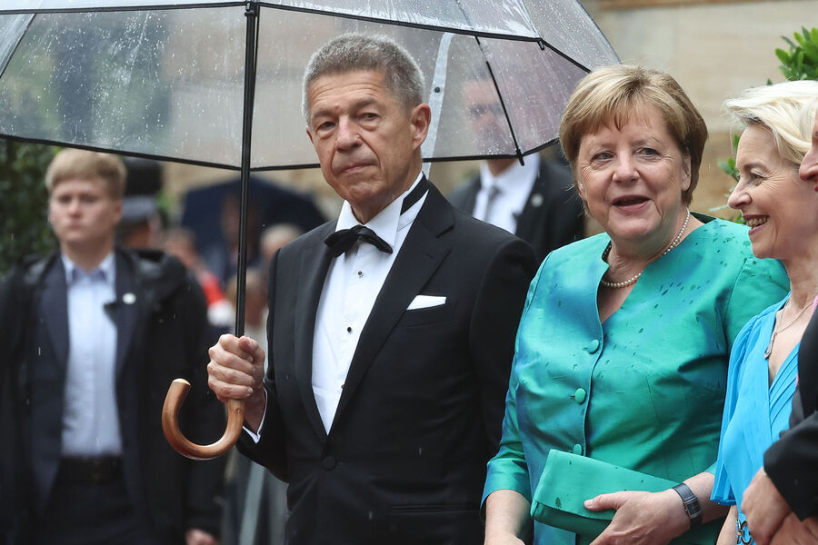 Муж Меркель бросил мокнуть ее под дождем перед концертом Вагнера