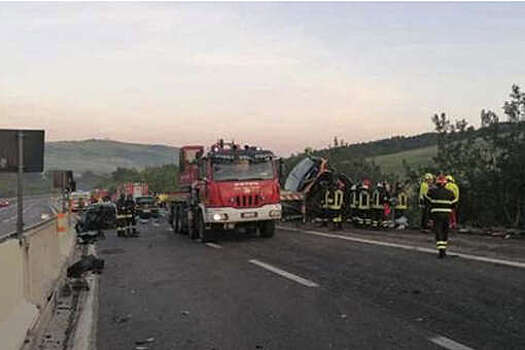 RaiNews24: один человек погиб и еще 14 пострадали в автомобильной аварии на юге Италии