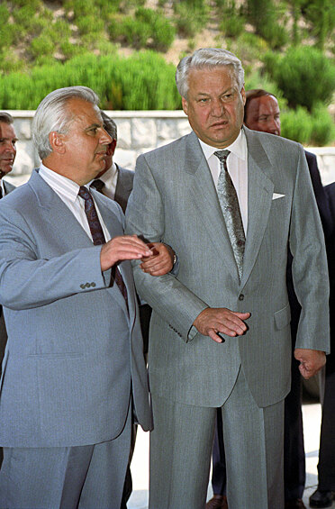 Президент РФ Борис Ельцин и Президент Украины Леонид Кравчук перед церемонией подписания соглашения по Черноморскому флоту, 1992 год
