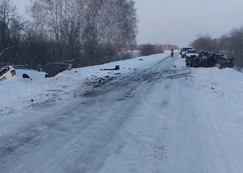 В лобовом ДТП под Новосибирском погибла 27-летняя пассажирка БМВ