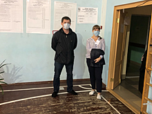 Камера наблюдения за выборами в саратовской УИК снимает членов комиссии и цветок