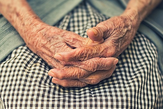 100-летняя женщина не смогла доказать, что жива