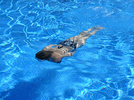 В Челябинской области девочка утонула в бассейне из-за попавших в слив волос, а отдыхающие продолжили купаться