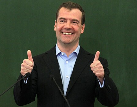 Медведев прибыл в Киров, где проведет совещание по развитию "оборонки"