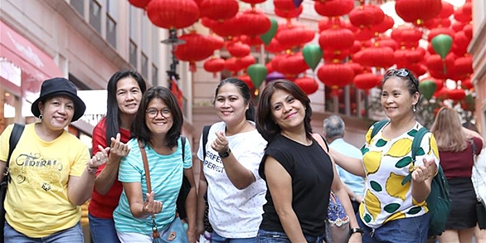 "Китайский красный" украсил улицы Сянгана