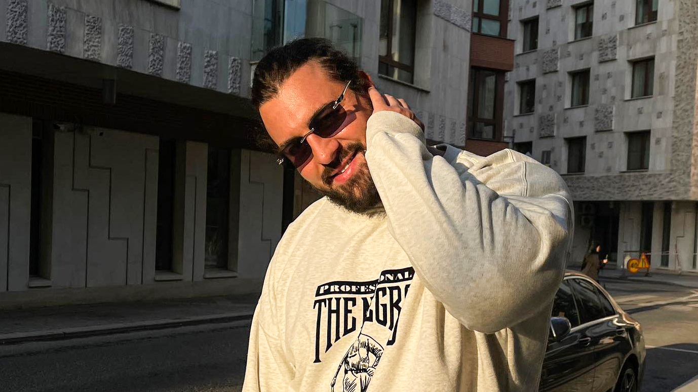 Российского ведущего нашли мертвым в отеле