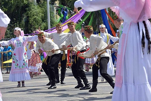 Виталий Хоценко поздравил участников Сабантуя в Омске на татарском языке