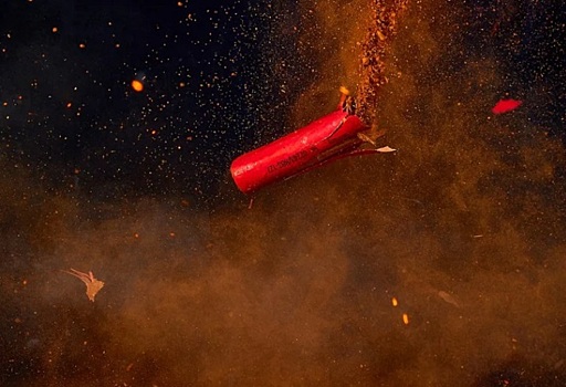 Посочувствуйте человеку: житель Каменска-Шахтинского бросал петарды из окон своей квартиры