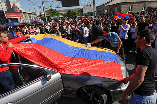 В Армении протестующие сорвали пресс-конференцию после освобождения экс-президента
