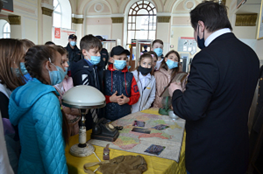 В Самарской области ученики одной из школ посетили выставочную экспозицию, размещенную в музейном уголке железнодорожного вокзала станции Сызрань-1