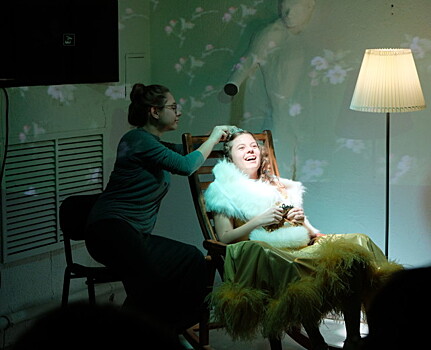 В Мастерской Крикливого и Панькова поставили спектакль в котором артисты новосибирских театров и люди с инвалидностью исследуют темы силы и бессилия