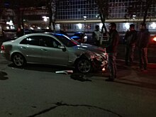 На Театральной в Оренбурге столкнулись такси и Mercedes