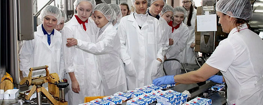 В Минпросвещения РФ предложили вернуть экскурсии школьников на заводы