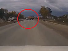 Такого поворота от КамАЗа водитель "Лады" не ожидал. Лишь чудом он остался жив