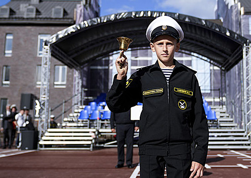 Главнокомандующий ВМФ России адмирал Николай Евменов поздравил калининградских нахимовцев с Днём знаний
