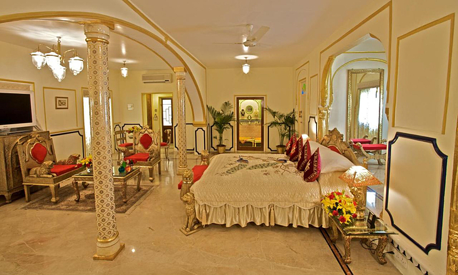 Самый дорогой отель Азии. Raj Palace был построен в 1727 году. Раньше это был настоящий дворец, где жила и принимала гостей королевская семья. Стоимость лучшего номера составляет более 3 миллионов рублей