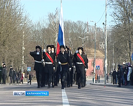 В Калининграде возложили венки и цветы к памятнику 1200 воинам-гвардейцам