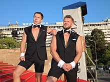 Павел Деревянко и Владимир Яглыч в шутку подрались на ковровой дорожке «Кинотавра»