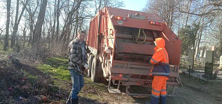 «ЖКХ Приморское» проводит генеральную уборку на 36 кладбищах Анапы к Радонице