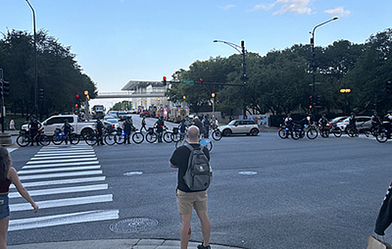 В Чикаго тысячи протестующих двинулись к месту съезда Демпартии США