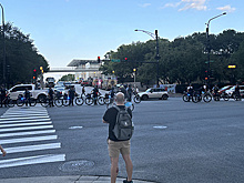 В Чикаго тысячи протестующих двинулись к месту съезда Демпартии США