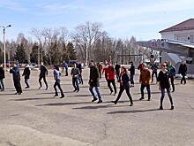 Активисты «Молодой гвардии» провели зарядку для студентов Луховицкого авиационного техникума