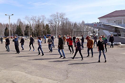 Активисты «Молодой гвардии» провели зарядку для студентов Луховицкого авиационного техникума