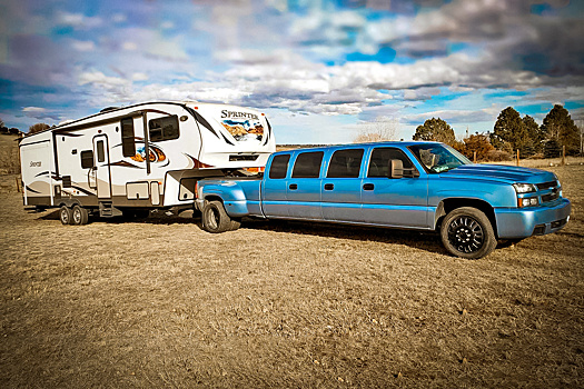Посмотрите на семидверный лимузин на базе Chevrolet Silverado