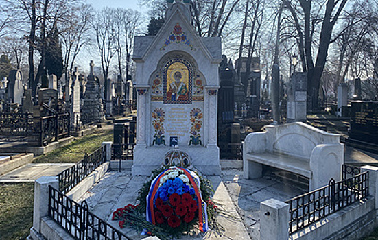 Российские дипломаты в Сербии возложили цветы на могилу посла Российской империи Гартвига