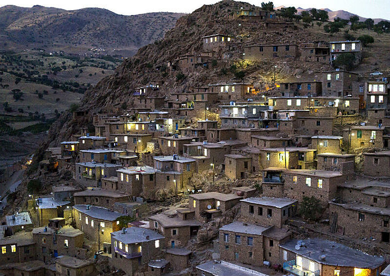 Курдская деревня Паланган. Можно заметить, что дома строятся на крыше нижних домов. Также крыши предыдущих домов часто используются в качестве дворика.  