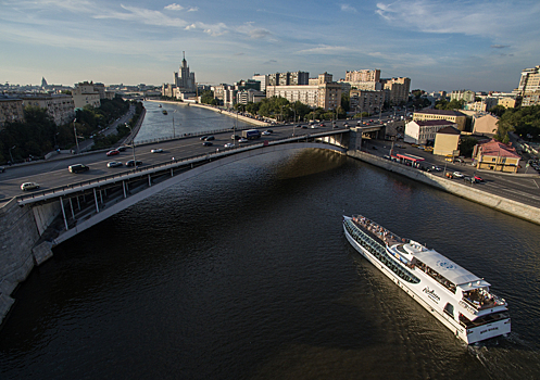 Москвич на спор спрыгнул с 40-метрового моста в реку