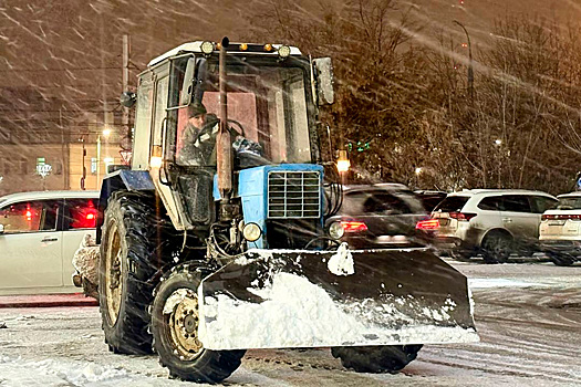 Мэр Руслан Болотов: Более 100 специалистов и 15 единиц техники устраняют последствия ледяной наледи в Иркутске