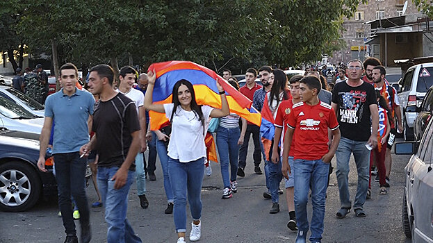 Армянские и датские болельщики провели "мирную демонстрацию" в Ереване