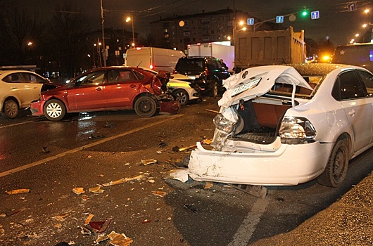 В Черемушках самосвал протаранил девять автомобилей