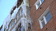 Ледяные глыбы угрожают жителям дома в Одинцове