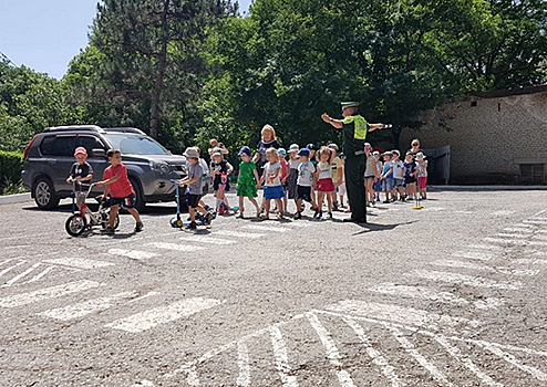 В Новороссийске инспекторы военной автоинспекции провели занятия по соблюдению ПДД в дошкольных учреждениях