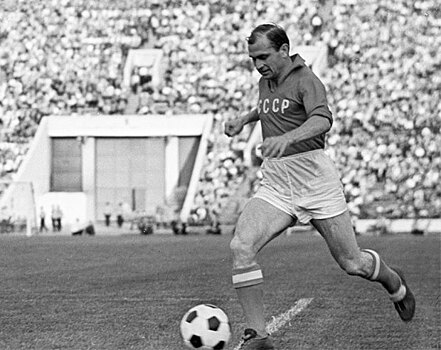 За что Хрущев посадил звезду советского футбола Эдуарда Стрельцова