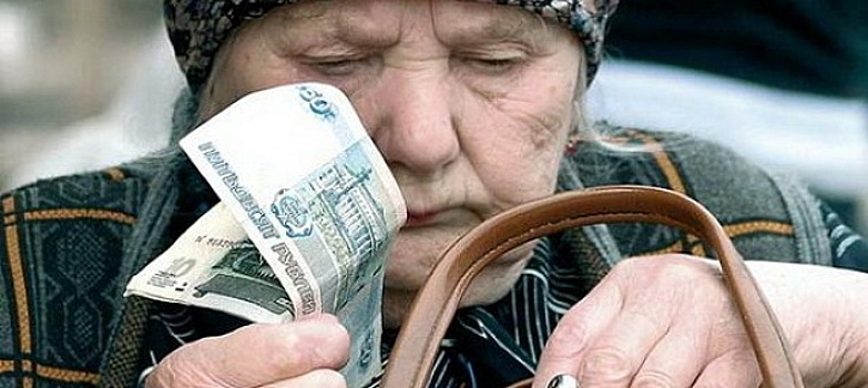 Минтруд планирует каждый месяц доплачивать 4372 рубля некоторым пенсионерам
