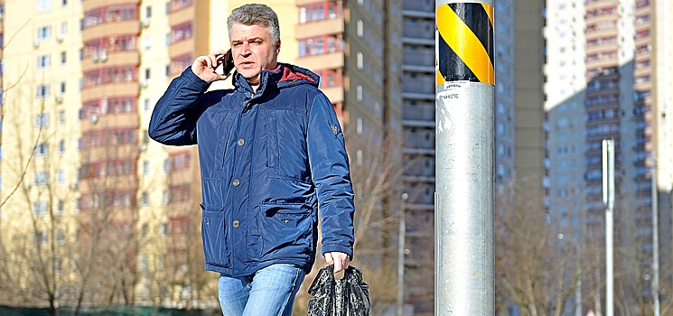 Москвичи пожаловались на фонари, которые установили посреди тротуаров